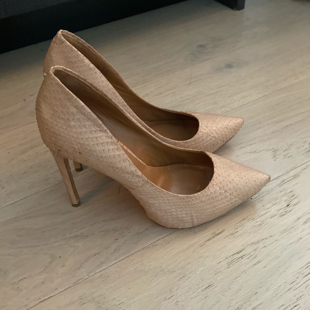 LIKE NEW RACHEL ROY NUDE SNAKESKIN PUMPS